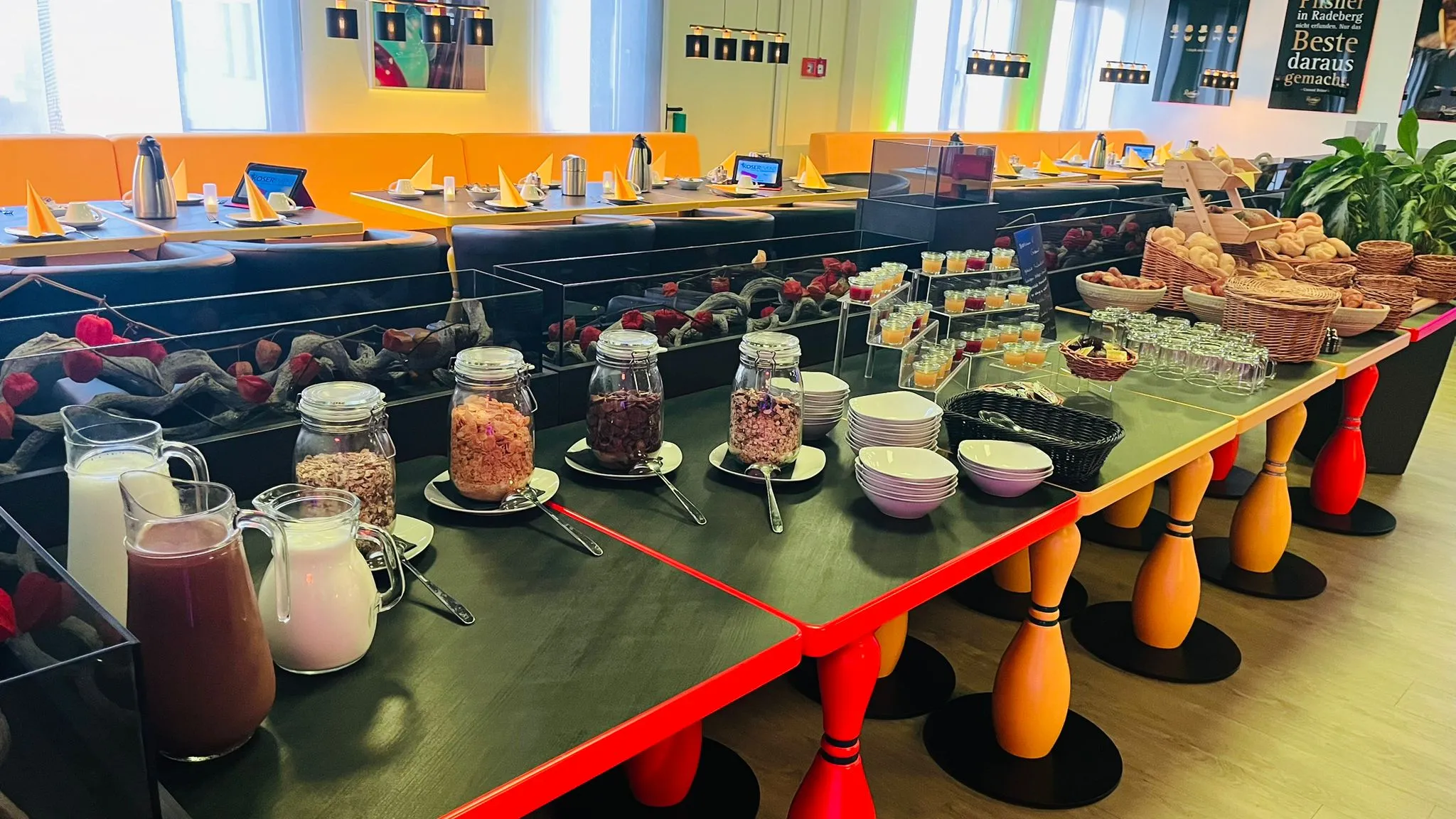 Müsli-Station mit Saft und Brötchen – Sonntagsbrunch