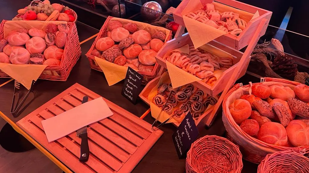 Brötchenauswahl mit Laugenstangen und Mohnschnecken – Sonntagsbrunch