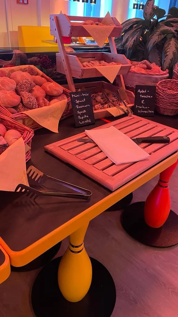 Brotstation mit Beschriftungstafeln – Sonntagsbrunch