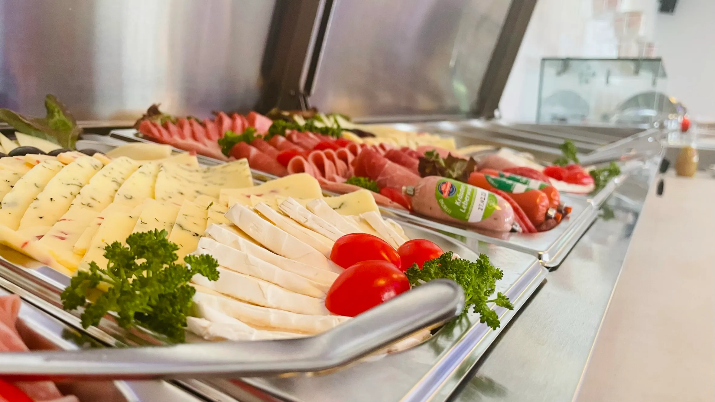Käse- und Aufschnittplatte mit Tomaten – Sonntagsbrunch