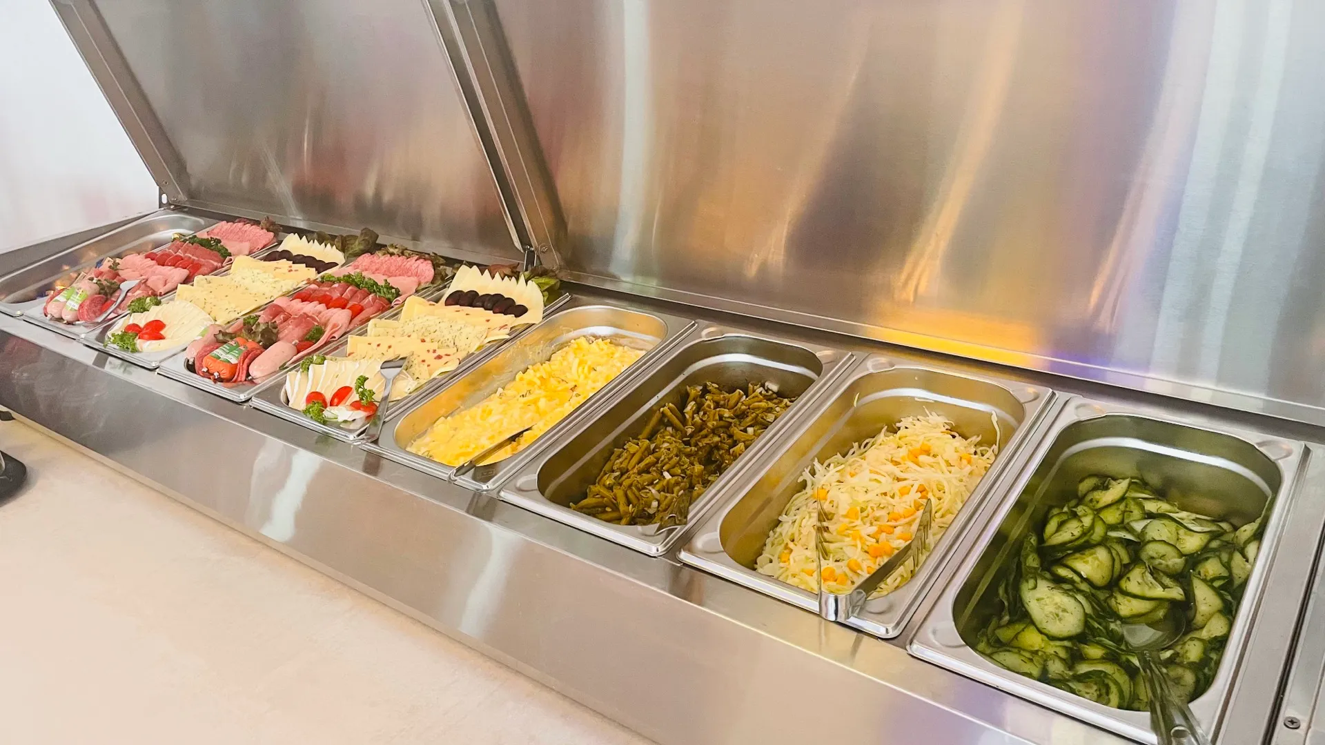 Kaltes Buffet mit Salaten und Gurkensalat – Sonntagsbrunch