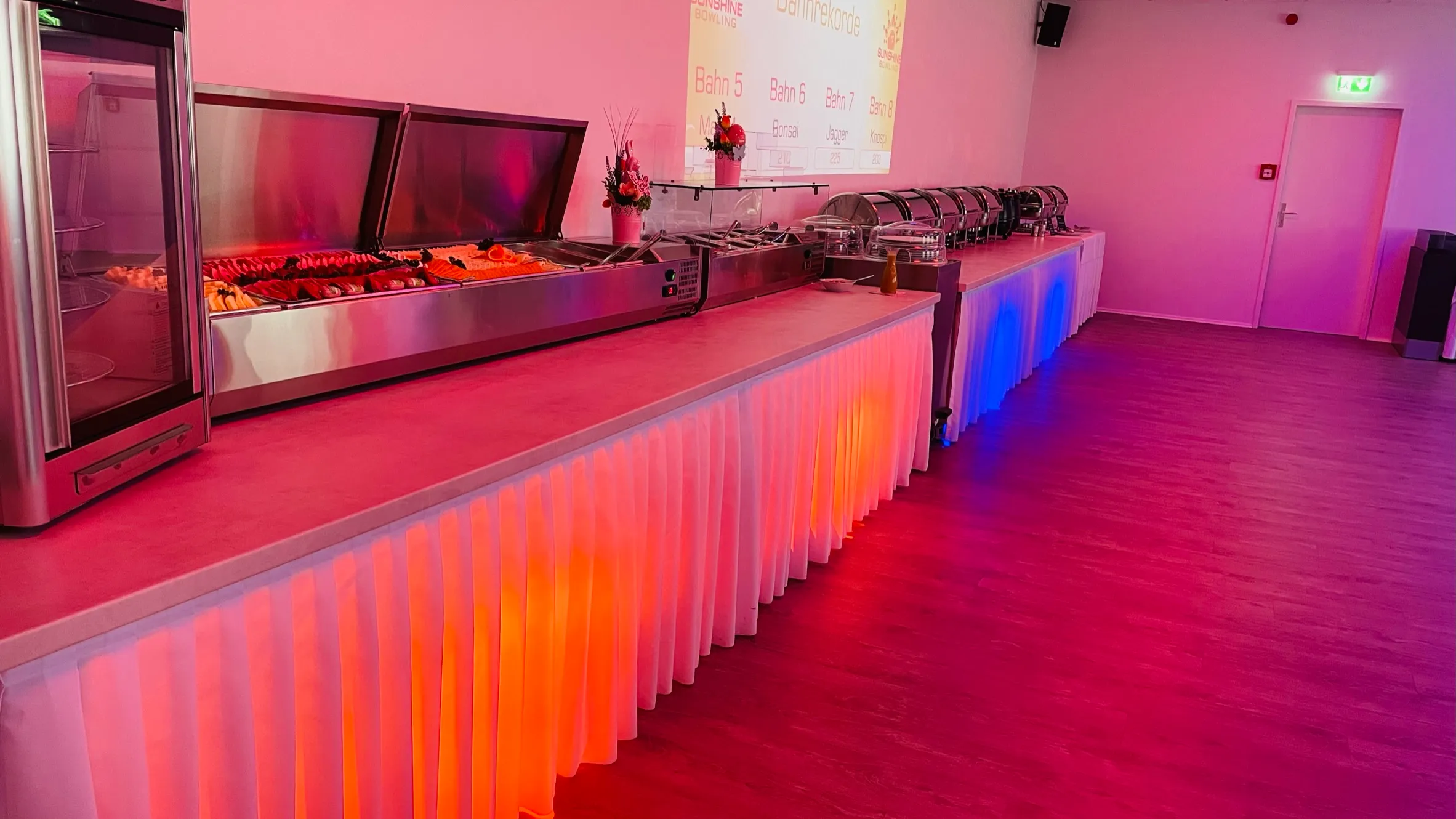 Langes Buffet mit Beleuchtung und Bowlingbahnen – Sonntagsbrunch