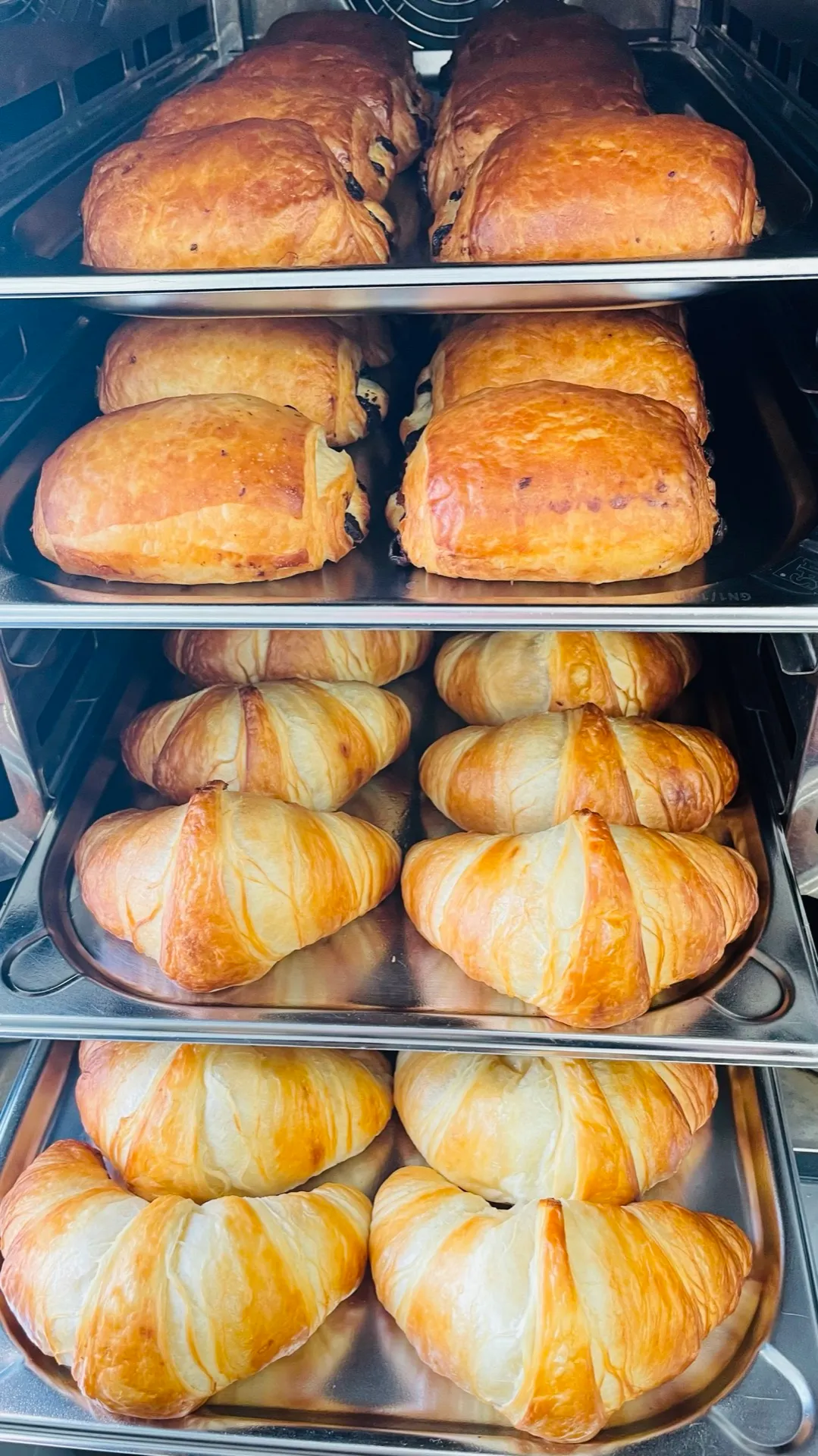 Frische Croissants und Schokobrötchen – Sonntagsbrunch
