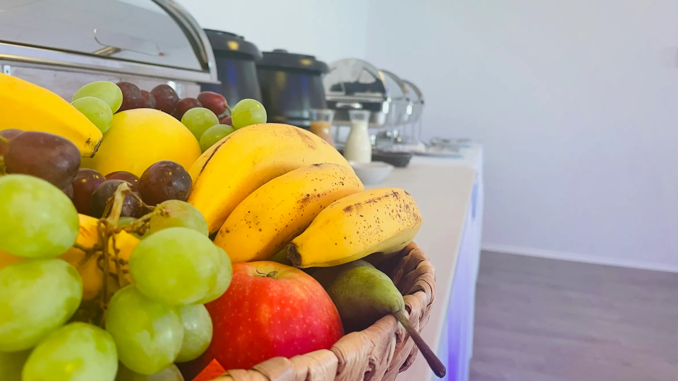 Obstkorb mit Bananen, Trauben und Äpfeln – Sonntagsbrunch