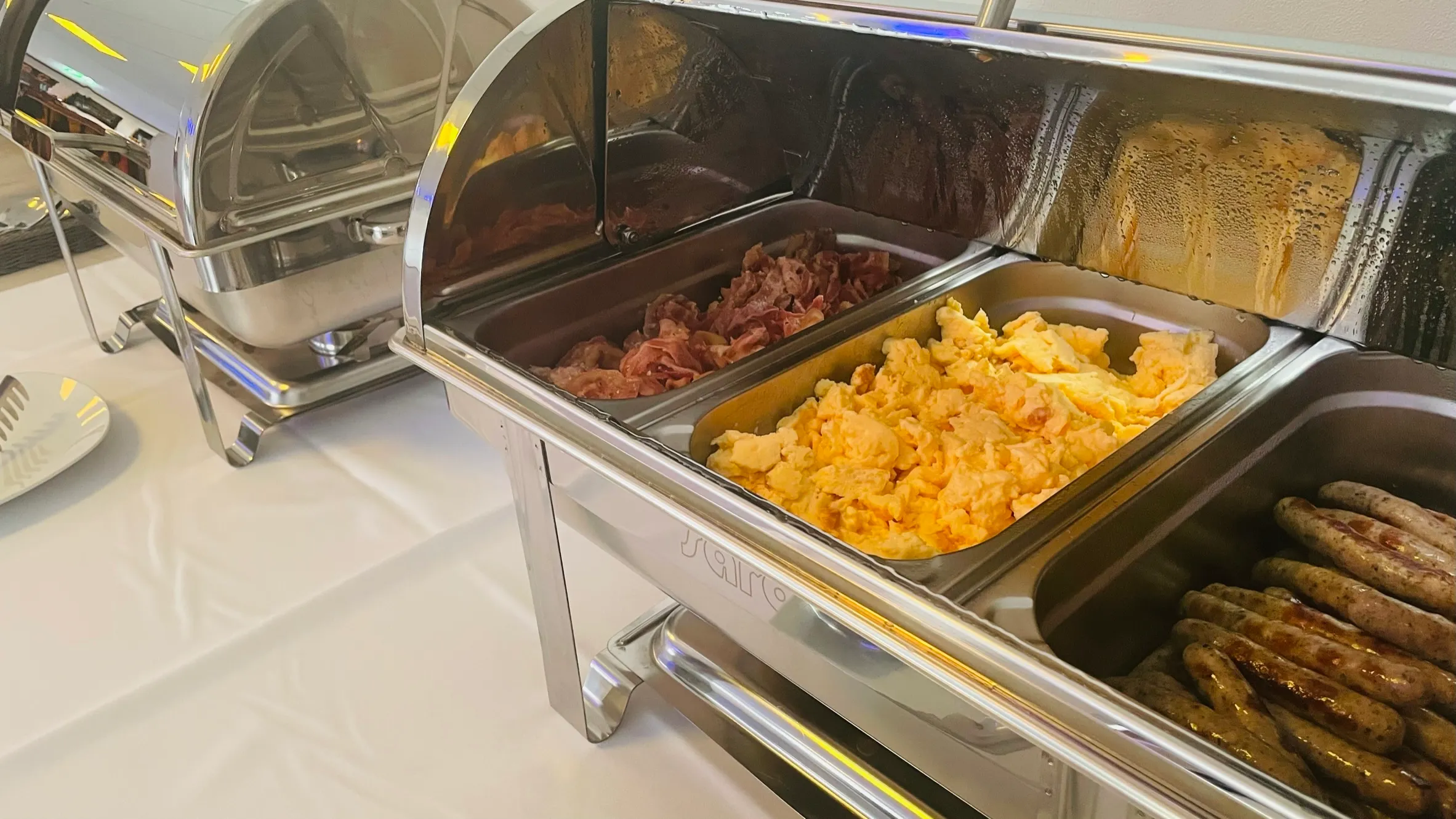 Rührei, Bacon und Würstchen im Chafing Dish – Sonntagsbrunch