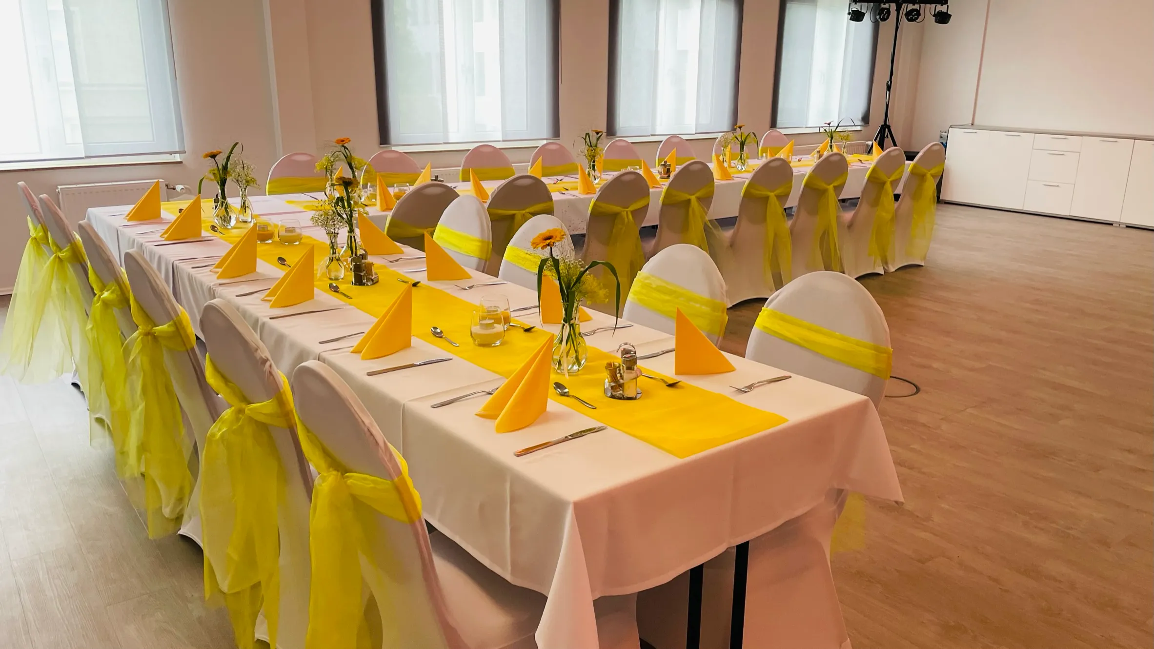 Veranstaltungsraum – festlich gedeckte Tafel in Gelb