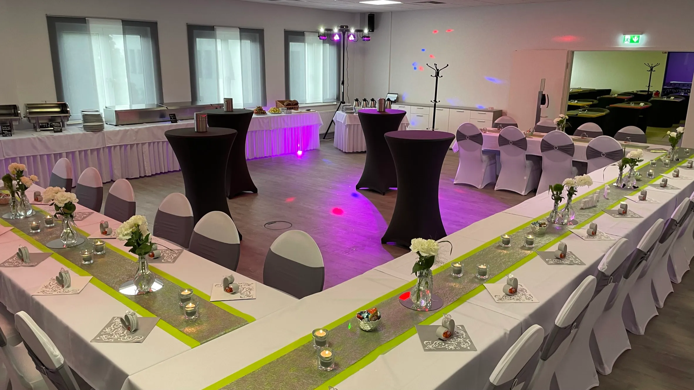 Veranstaltungsraum – Abendveranstaltung mit Buffet und LED-Licht