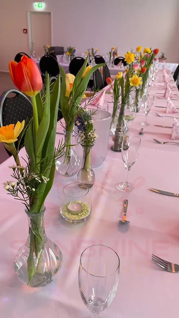 Veranstaltungsraum – Frühlingsdekoration mit Tulpen