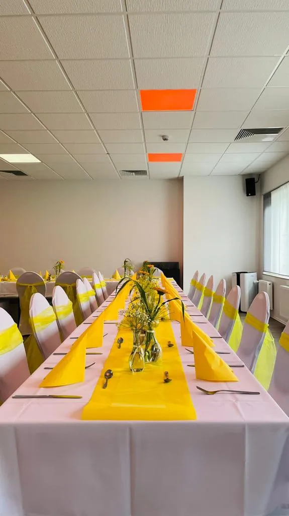 Veranstaltungsraum – gelbe Tischdekoration mit Blumen