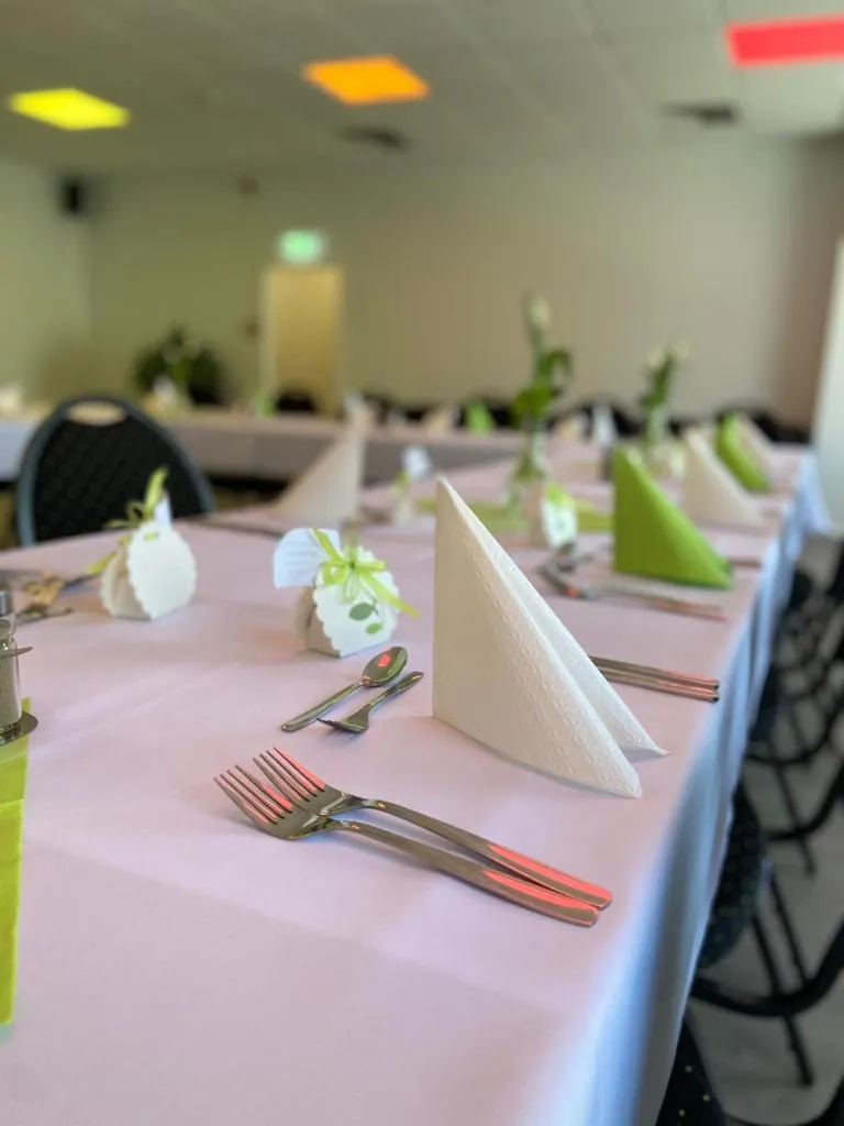 Veranstaltungsraum – elegante Tischdeko in Gruen und Weiss
