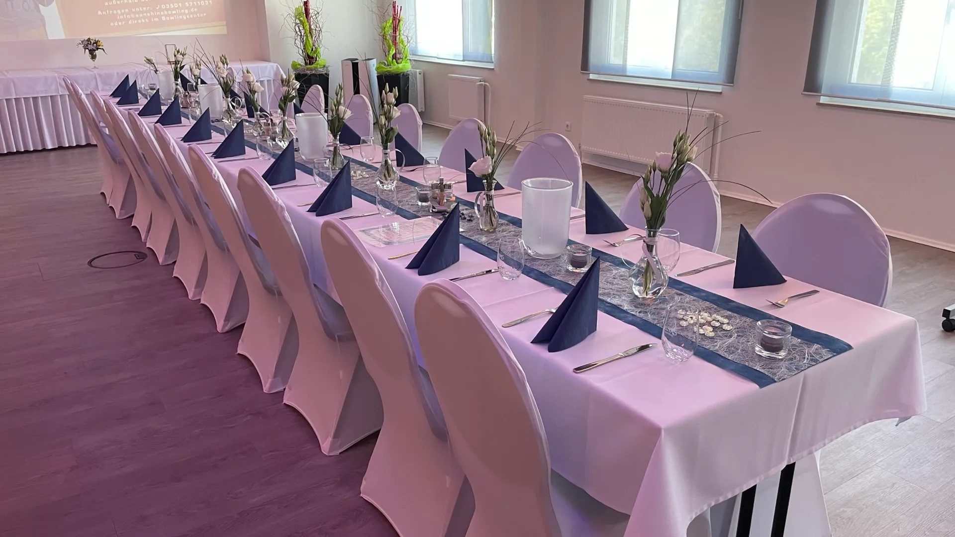 Veranstaltungsraum – elegante Tafel mit blauem Tischlaeufer und Lisianthus