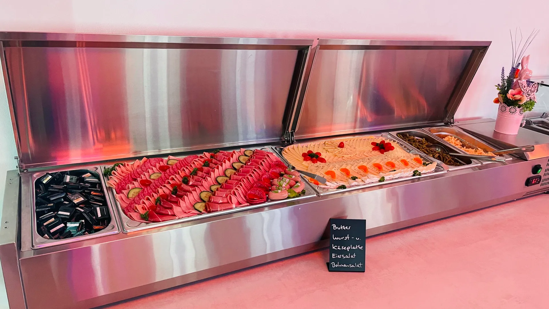 Veranstaltungsraum – Wurst- und Kaeseplatte am Buffet