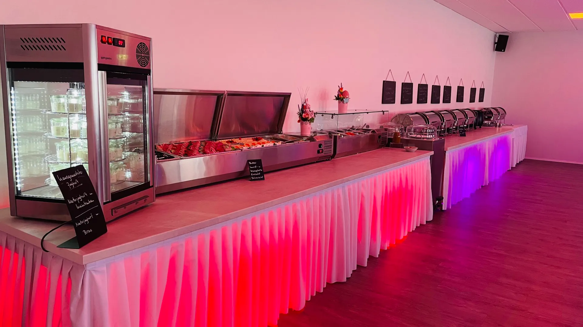 Veranstaltungsraum – grosses Buffet mit Kuehlvitrine und Warmhaltebehältern
